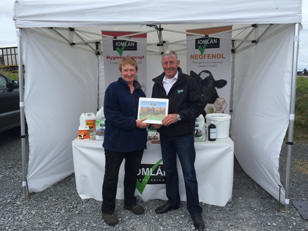 Ann Corcoran Western Simmental Club Secretary presented with Sponsorship from Martin Regan of Iomlan Animal Science for the Western Simmental Club
Championship Finals to be held at Ballinrobe Show
